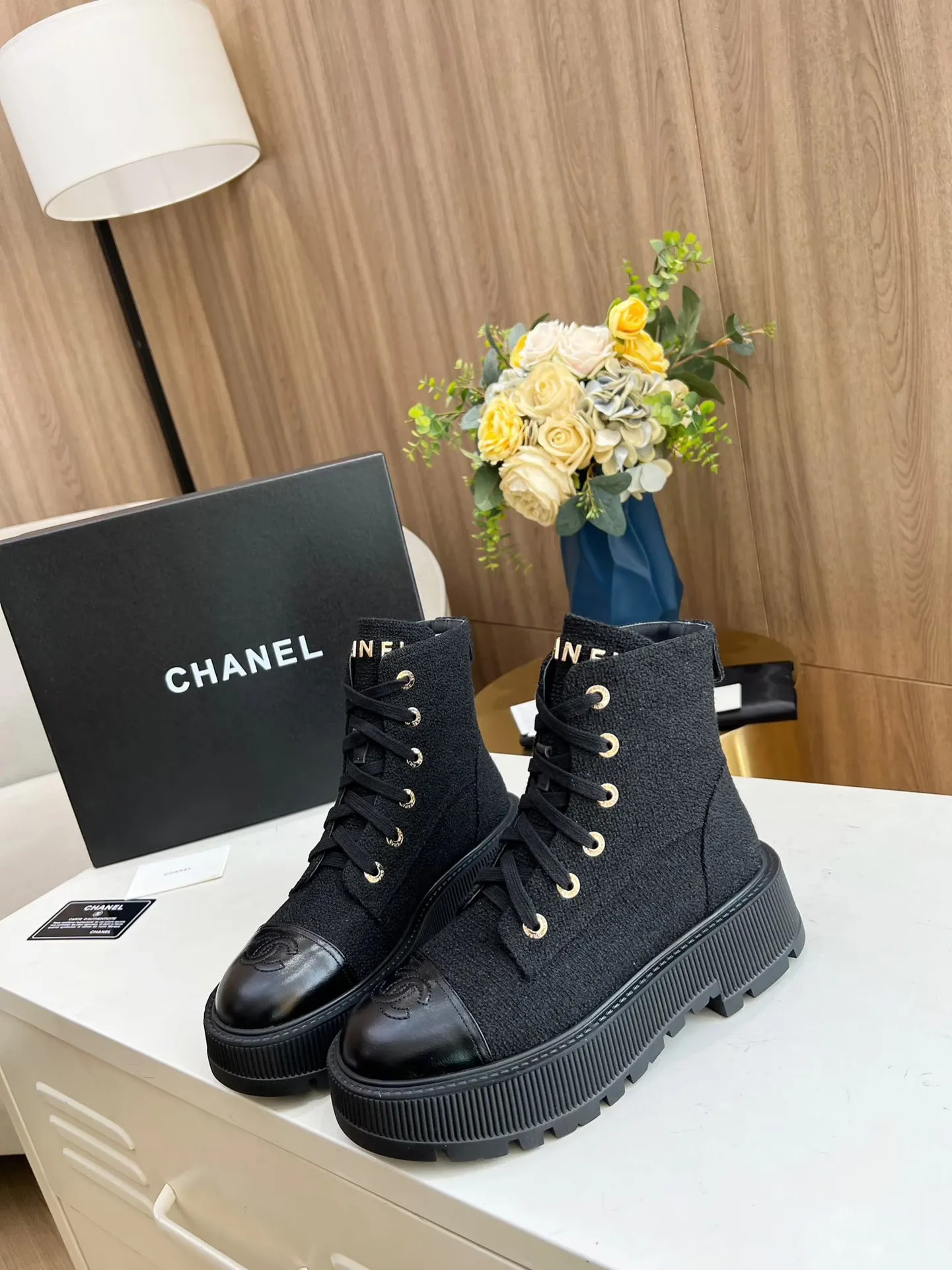 👟👟Ex-factory price 560👟👟 The original model of the new autumn and winter Chanel ankle boots✅ The strap design is super easy to put on and take off, the toe logo is electro-embroidered, the tongue is also a metal brand logo, fabric: special material, lining/foot pads: cow lining, ultra-light rubber non-slip and wear-resistant outsole, color: black, white, blue, code number: 34-41 (34, 41 need to be customized) Packaging: cloth bag card
